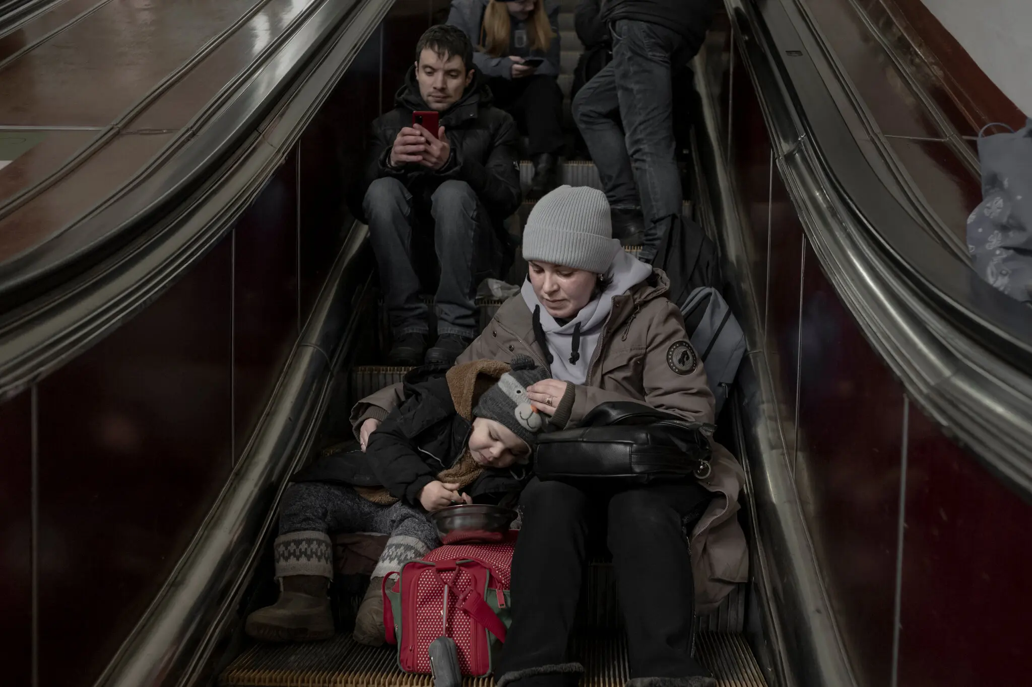 35-річна Анна Гайко та її 4-річний син Владислав ховаються під час авіаційної тривоги на станції метро в Києві 10 лютого.